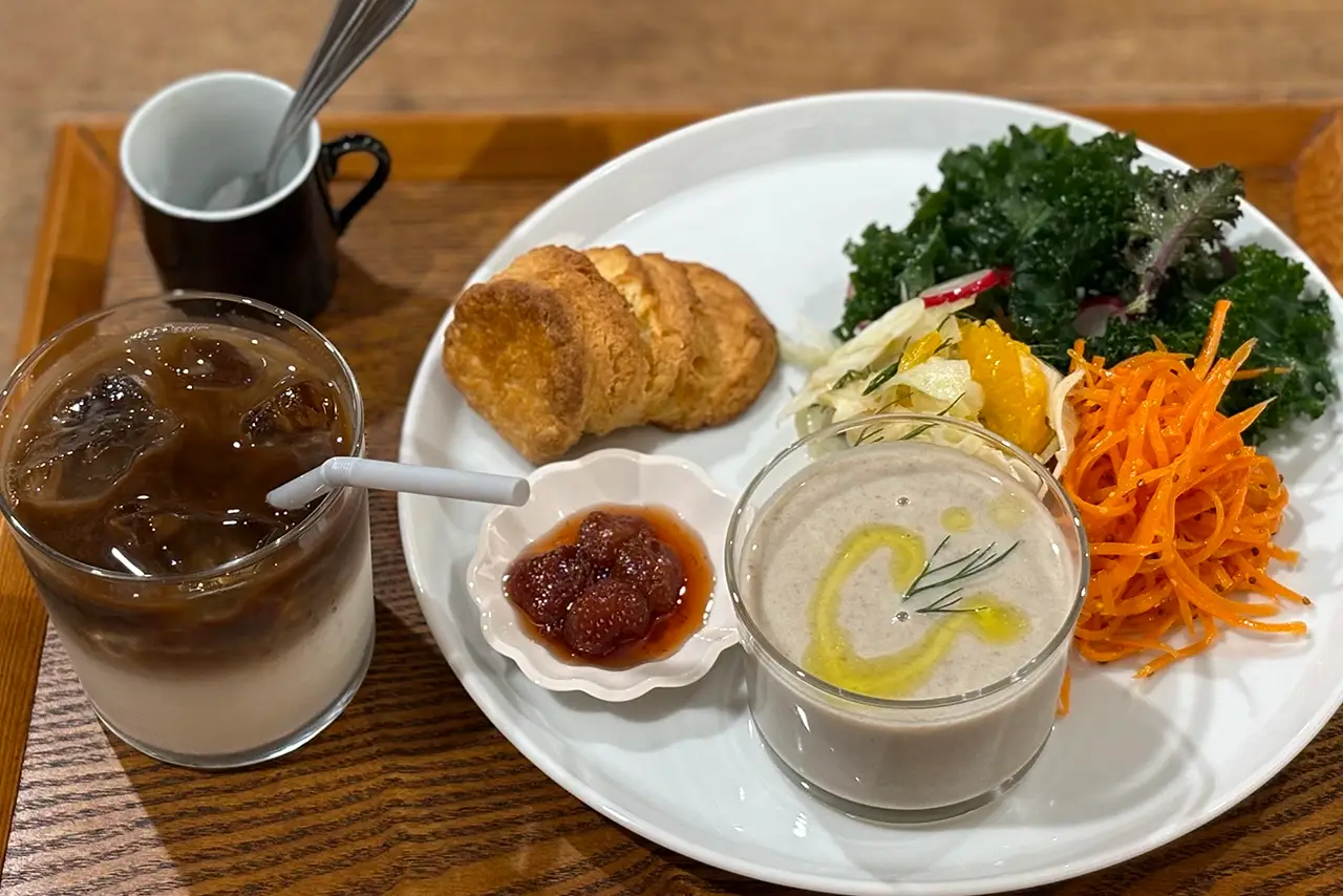 スコーンと彩り野菜のヘルシーなランチプレート